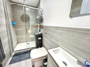 Shower room- click for photo gallery
